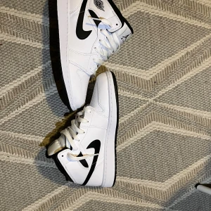 Air Jordan 1 Retro White - Sköna dojor från Nike. Storlek 39 Ny-pris 1749kr Använda 1 gång