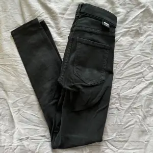 Helt nya dr denim jeans som är använd 1-2 gånger så helt som nya! Svarta och tight modell med låg midja. Storlek 36