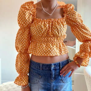 Blommig Blus  - Blommig och ursnygg blus!💗från Hm! Bra skick💗