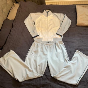 Vintage Kappa set - Säljer en tvär fet vintage dress från kappa. Använd endast 2-3ggr. Inga defekter. Storlek är X Large för barn. Ca XS i män storlek. Hela dressen: 499kr. Endast tröjan 349kr. Endast byxorna: 349kr. Kontakta vid intresse!