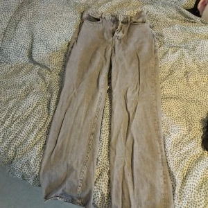 Gråa jeans  - Knappt använda, köpt på Carlings för ungefär 1 år sedan 