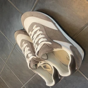Massimo Dutti Skor - Säljer ett par feta sneakers av det italienska märket Massimo Dutti. Perfekta till sommaren där man enkelt kan få dem att passa in i sin outfit. Skorna är i nyskick. Nypris är 1300.