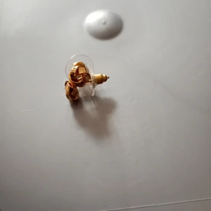 Örhängen guldfärgad metall boll. - Örhängen guldfärgad metall boll.