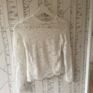 🤍En vit spetströja🤍 - En superfin tröja från Cubus som jag säljer då den tyvärr har blivit för liten💗 den är använd men har inga defekter💗💗