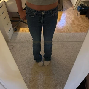 Perfect jeans Gina Tricot  - Superfina jeans från Gina Tricot! Low waist och lite utsvängda. Säljer pga de är lite för långa för mig (är 163 cm). Lite slitet längst ner men inget man tänker på. 
