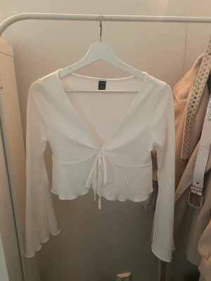 Långärmad topp/blus Vit - Supersnygg somrig m. V-ringning, aldrig använd! Stl. M/38