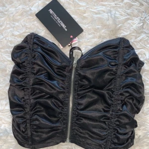 Somrig svart topp - En svart fin topp från Prettylittlething, oanvänd med lapp kvar.