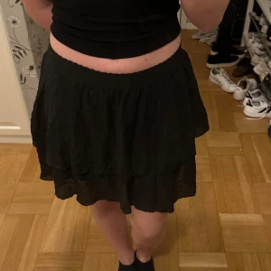 Kjol  - Svart kjol med insydda shorts 