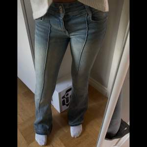 Jeans från bershka som ej kommer till användning💗 Dom är lite slitna längst ner som man kan se på bilden!  Jag är ca 170 lång💗