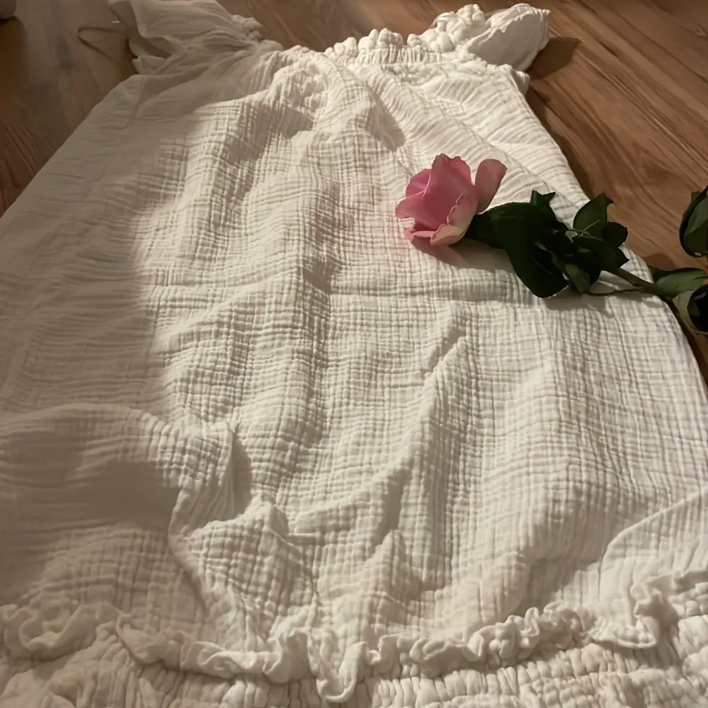 Säljer en vit lång klänning! Den passar till 12-14 åringar, den är i strech🌸ja varnar att den syns igenom men det är för den är vit!🤗 men det går annars å ha shorts och en vit linne under🌸 du får klänningen i bra skick å nytvättad🤗❤️. Mekot.
