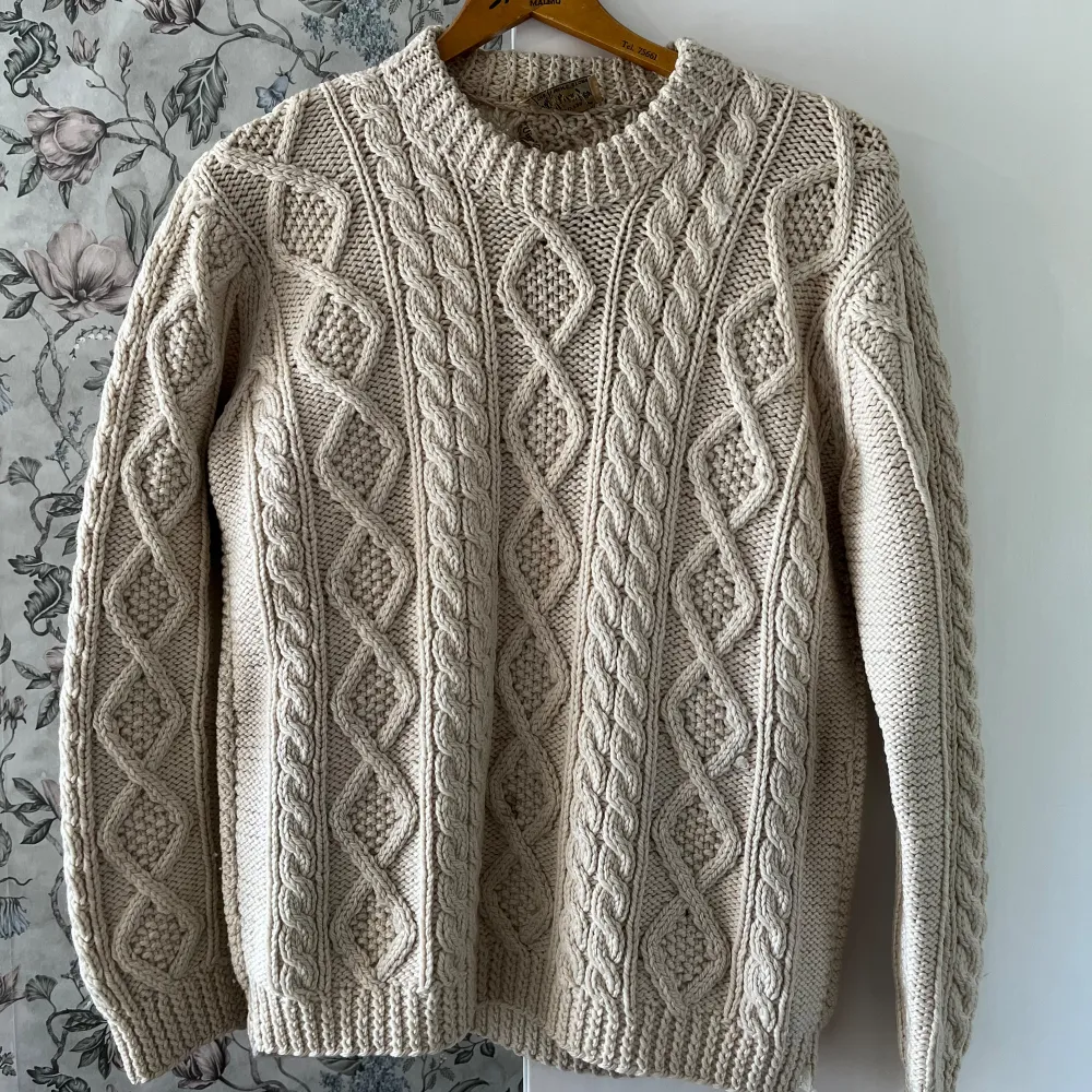 Fin vintage tröja i 100 % ull. Snygg lite lätt oversize fit på mig som vanligen har storlek M-L och är 183 cm. Fint skick. Gjord i Italien. . Stickat.