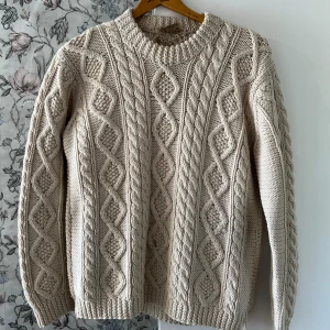 Stickad ulltröja - Fin vintage tröja i 100 % ull. Snygg lite lätt oversize fit på mig som vanligen har storlek M-L och är 183 cm. Fint skick. Gjord i Italien. 