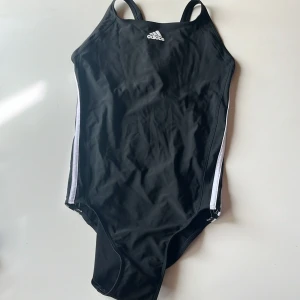 Baddräkt adidas storlek 36 - Svart baddräkt från Adidas i storlek 36. Har endast använts ett fåtal gånger.