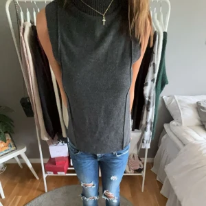 zara tröja - skön tröja med polo från zara. storlek s och passar m. använd en gång i julas. super bra till hösten. skriv för fler bilder💓