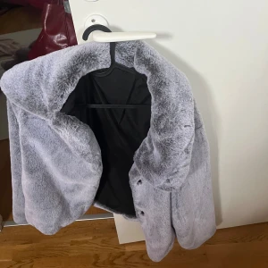 Pälsjacka  - Använd två gånger, väldigt varm och mysig. Passar s-m nästan L