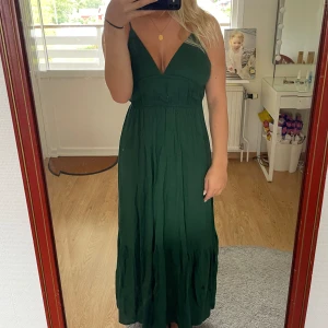 Långklänning  - Fin långklänning, passar S/M. Sitter perfekt pp mig som är 165cm lång