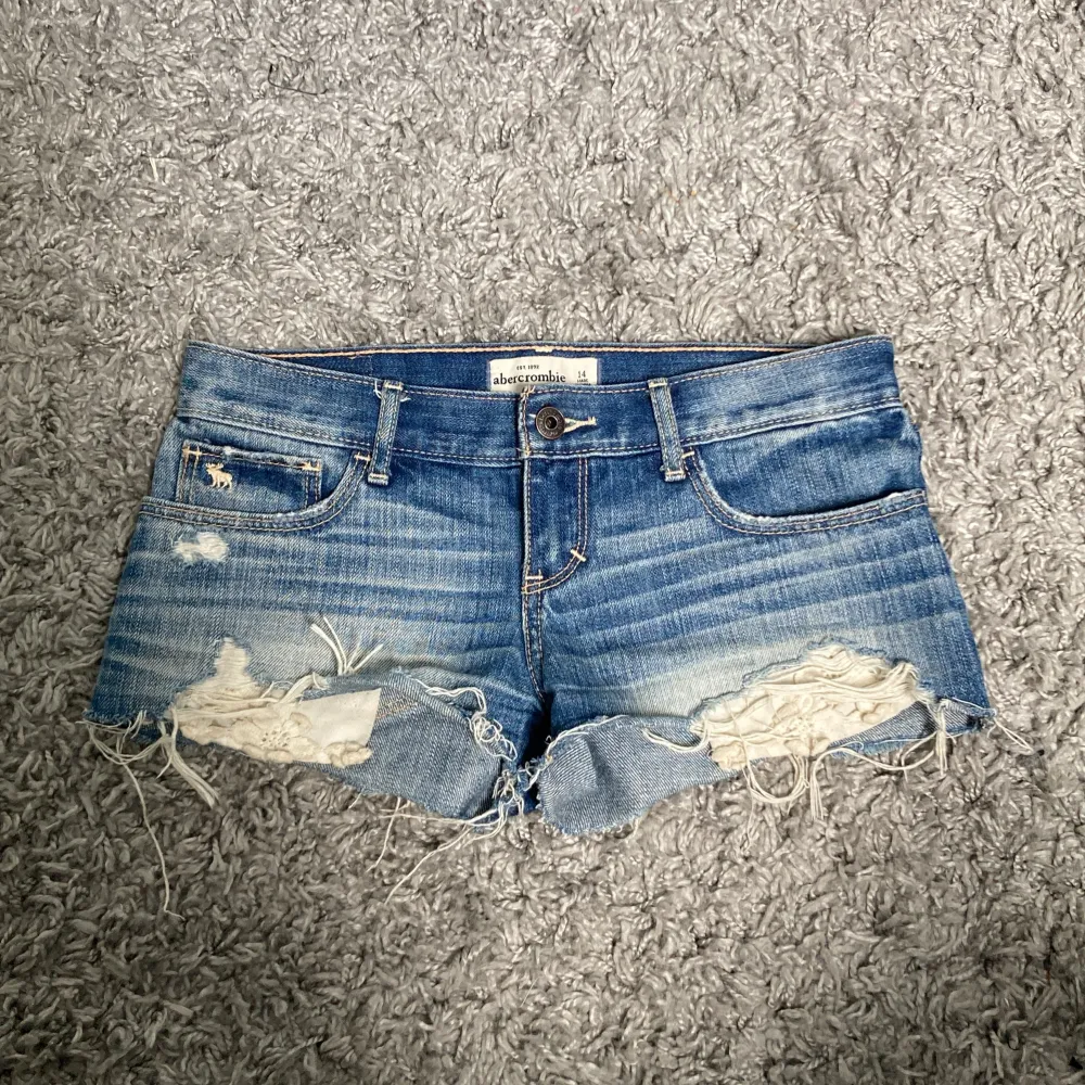 Snygga low waist jeans shorts med slitningar!. Shorts.