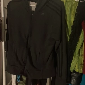 Adidas tröja  - Mörkgrå med svarta streck 