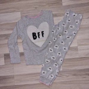 Pyjamas  - Gråa 2-delad pyjamas från H&M i stl 134/140.