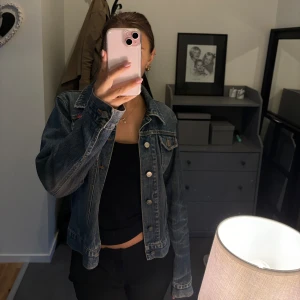 Jeansjacka - Säljer denna söta jeansjacka som är lite mörkare blå än vad den ser ut på bilden, har för många jeansjackor