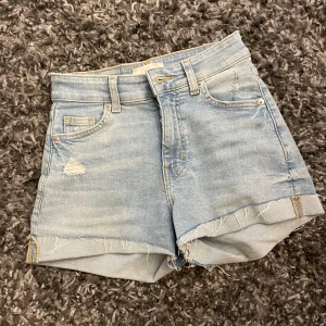 Jeansshorts  - Jeansshorts från hm, använda fåtal gånger. Passar perfekt nu till sommaren. 