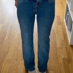 blåa jeans från h&m säljer då de är för småa för mig. de är två år gamla men knappt använda strl 32 men jag som 38/40 kan nästan ha de. skulle dock säga max folk med strl 36  står highwaist bootcut men jag har använt de som lågmidjade.  