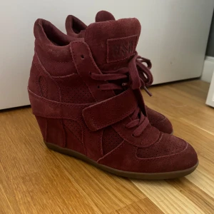 Isabel markant liknande skor  - Superfina Isabel markant liknande skor. Dom är vinröda och har snörning precis som den gamla modellen. Dom är i storlek 37. Skriv för frågor!