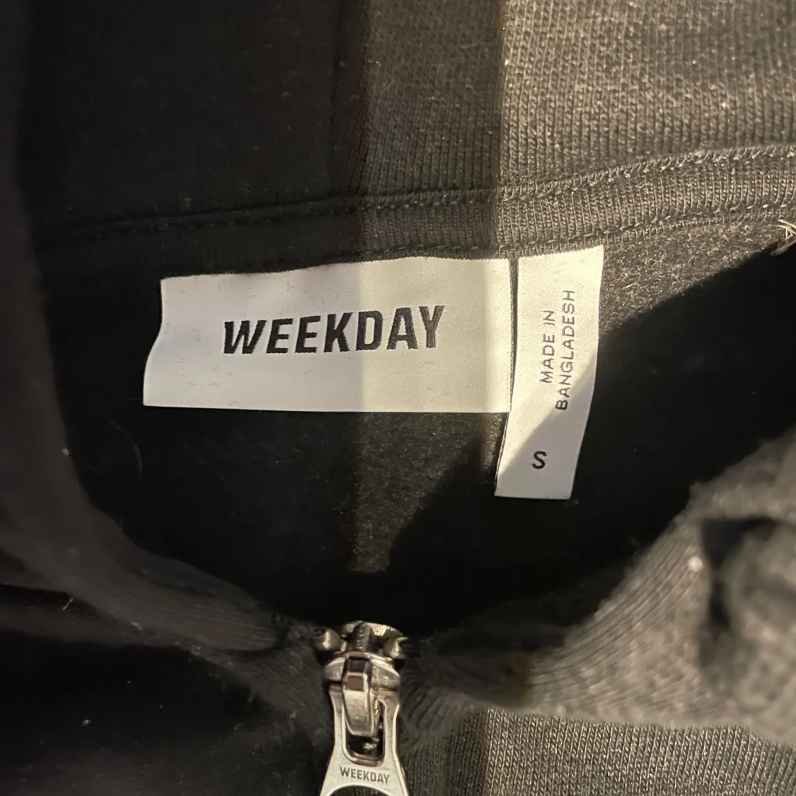 Weekday - svart huvtröja med dragkedja - 90