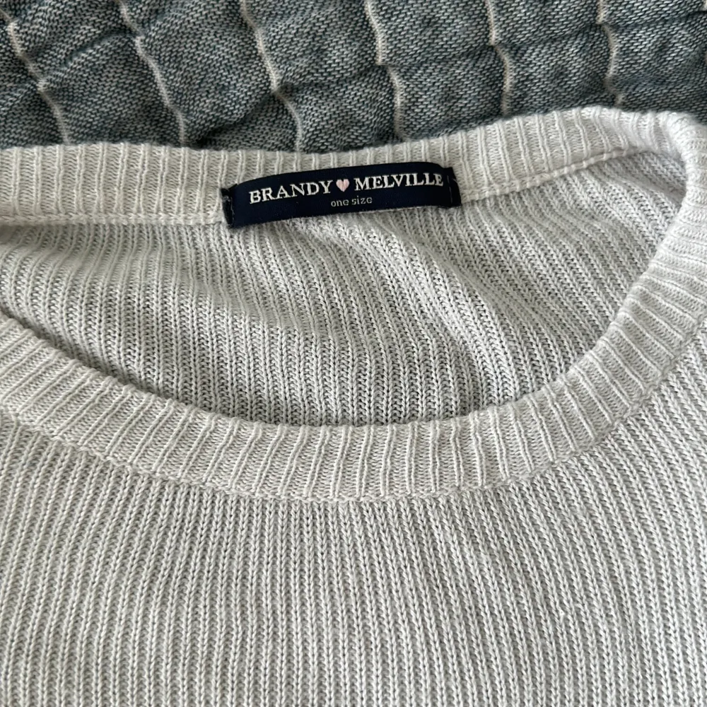 Ljusgrå stickad tröja från brandy Melville, köpt för länge sedan men väl omhändertagen.. Stickat.