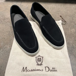 Massimo dutti loafers - Stilrena loafers från massimo dutti. Endast använd ett få tal gånger, väldigt bra skick. Sitter som 41. Perfekt nu till sommaren. Nypris 1200 kr, vårt pris 800. Hör av er vid funderingar ✌️