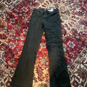 Street one jeans  - Säljer Street one jeans mid waist❤️ säljer på grund av att dom är lite för små. Bra skick de ända är att dom tappat några diamanter där bak 