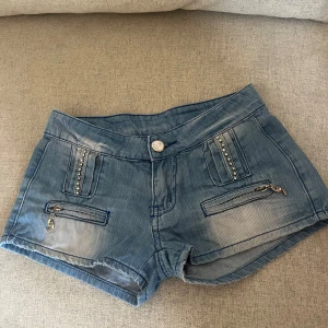 Lågmidjade jeansshorts  - Lågmidjade jeansshorts storlek xs💕midjemått rakt över 34cm längd 24cm