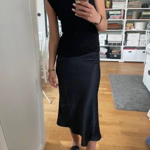 Satin kjol - Satinkjol från monki i nyskick. Frakt tillkommer.  Jag är 169 cm