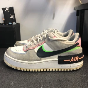 Air force 1 limiter Edition  - Väldigt bra och sköna skor ett litet märke på tån men annars är dom bra nypris 1800kr