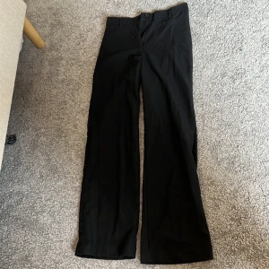 Kostymbyxor 🖤 - Jätte gulliga kostymbyxor ifrån MONKI!🖤 är i bra skick 