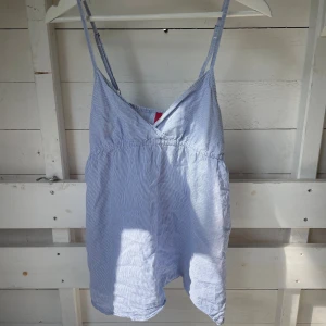 Sommartopp - Somrig topp i skönt material💛🍯 Är i S men passar absolut en M också. Justerbara band. 