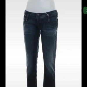 Lågmidjade raka jeans från diesel   - Dom är jätte lågmidjade och är haar inga tydliga tecken på användning.