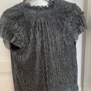 Glittertopp - Säljer denna ursnygga glittertopp. Köpt utomlands💕sitter så fint på och perfekt till fest. Kan mötas upp i Stockholm 