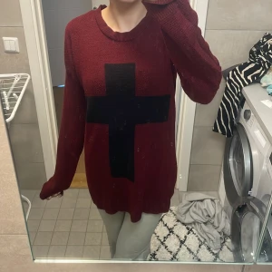 Sweatshirt  - En röd jätte skön stickad  sweatshirt med ett svart kort på. 