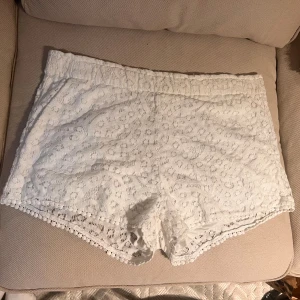Vita spets shorts  - Jättefina vita spets shorts från H&M i storlek 34 men skulle mer säga att dom är i storlek 36/38. Har tyvärr inga bilder där jag har på mig dom då dom är alldeles för stora för mig så kan inte ha på mig dom.