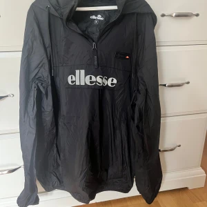 ellesse jacka - Ellesse vind jacka, säljer för att den aldrig  används men den är i väldigt bra skick!!