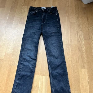 Zara jeans - As snygga utsvängda jeans från zara (de är dock högmidjade) Säljer för jag inte passar de längre