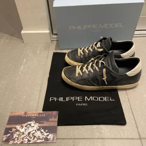 Philippemodel - Säljer nu dessa mörkblå/svarta/vita philippemodel skor i storlek 40. Har dessa och några andra par där det är begränsat på box och dustbag så det är först till kvarn för att få med, skriv för fler bilder/frågor🙌🏼