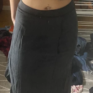 Kjol - Ok skick vad jag ser priset är absolut diskuterbart och har du funderingar så tvecka inte på att höra av dig🥰