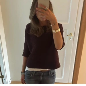 Trekvartsärmad t-shirt (håller på o marknasförs) - Säljer min vinröda trekvartsärmad tröja! Jötte fint skick inga hål eller liknade❤️ säljer den då ja inte använder den! Pris kan diskuteras! (Inte min bild) tror inte tröjan finns o få tag på längre!