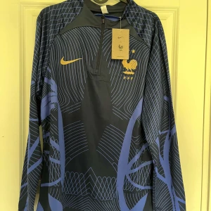 Frankrike tracksuit - Säljer denna feta Frankrike tracksuit som är spliten ny och passar perfekt nu till sommaren. Vid intresse skriv!