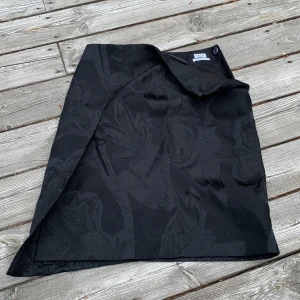 Knälång kjol Filippa K - Knälång kjol från Filippa K med högslits och ojämn nederkant. Knappt använd. Nypris 1400 sek.