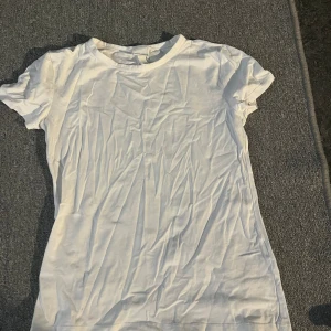 Vit t-shirt - Vanlig vit t-shirt från hm, st S!! Knappt använd!! Legat i garderoben därav skrynklig!!