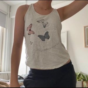 Fjärilslinne  - Fint linne som jag fick för väldigt längde sedan av en vän men använde aldrig. Den har fläck vid nacken men den gör nog att tvätta bort (bild 3) 