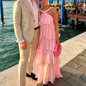 VERO MODA KLÄNNING - Rosa Vero Moda klänning, använd 1 gång! Storlek XS 🩷 Kan skickas första veckan i Maj då jag bor utomlands just nu! 